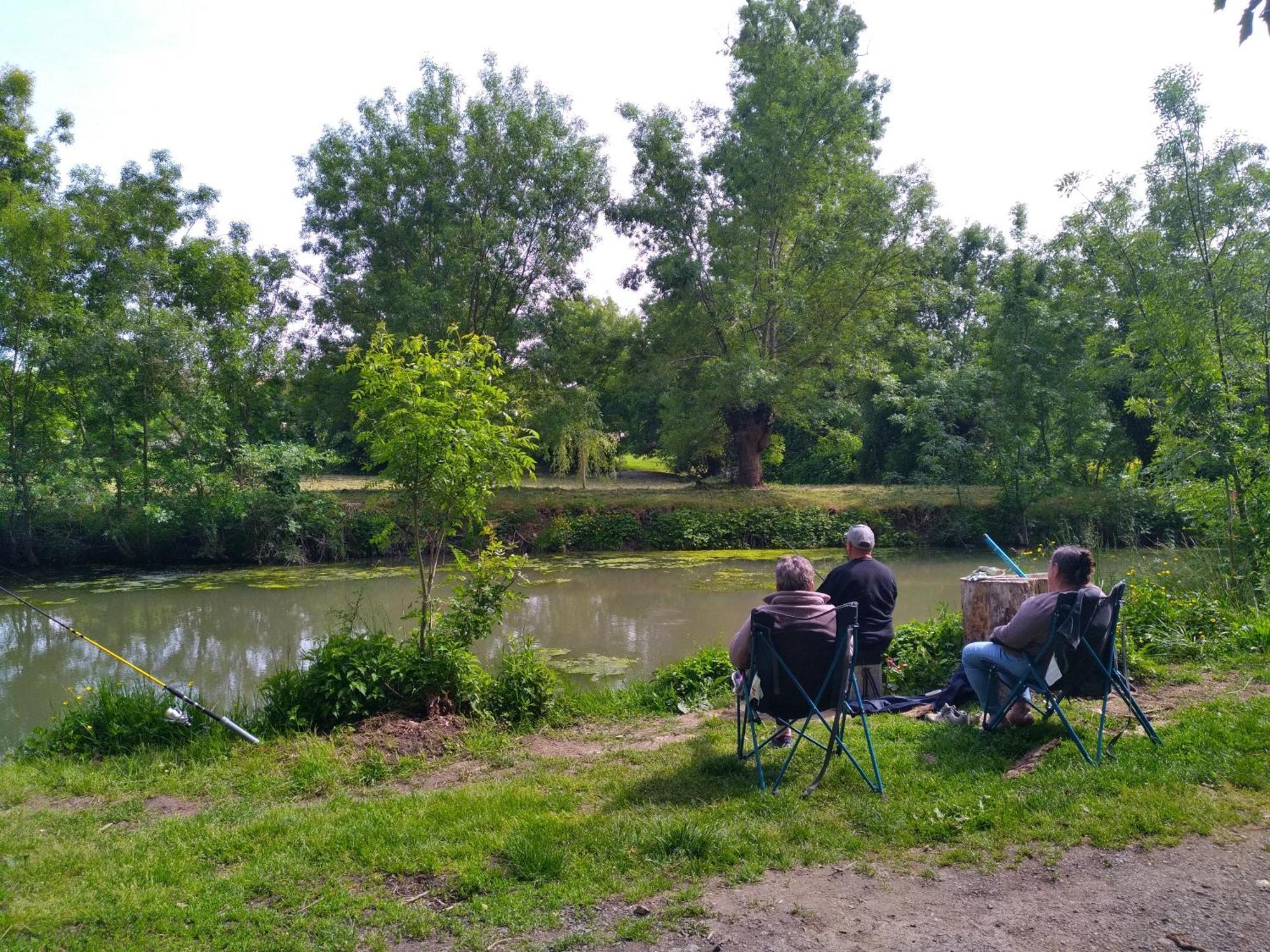 La Ferme Du Marais Poitevin - Roulotte Hotel Benet ภายนอก รูปภาพ