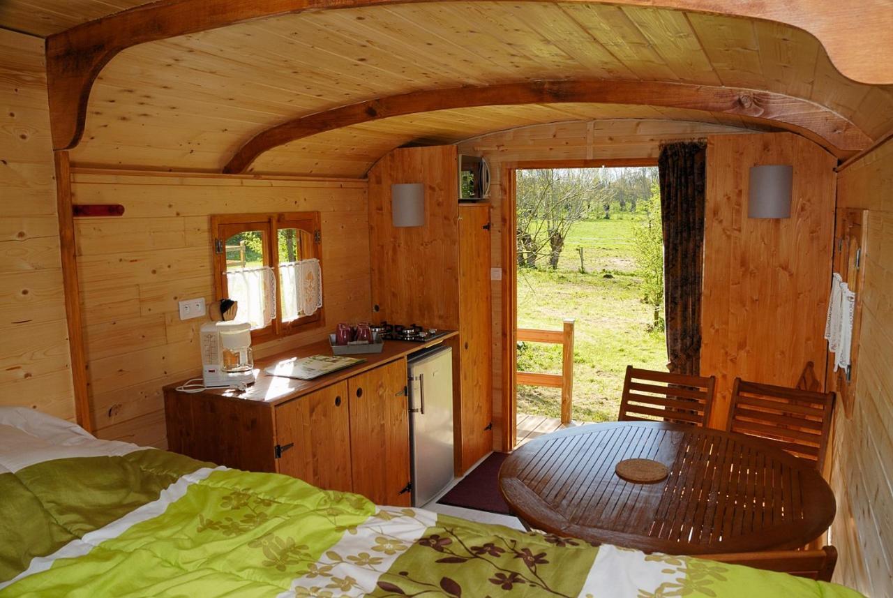 La Ferme Du Marais Poitevin - Roulotte Hotel Benet ภายนอก รูปภาพ